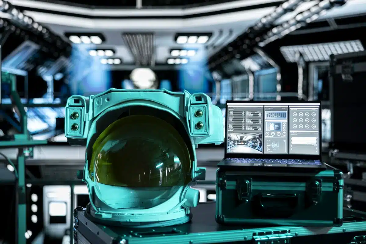 Ilustración de un casco de astronauta verde sobre una mesa con monitores dentro de una nave espacial