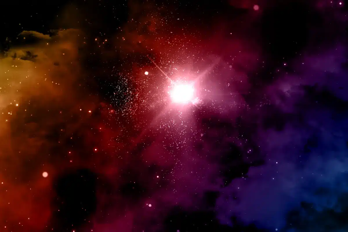 Estrella brillante entre nubes de gas rojas, anaranjadas y violetas