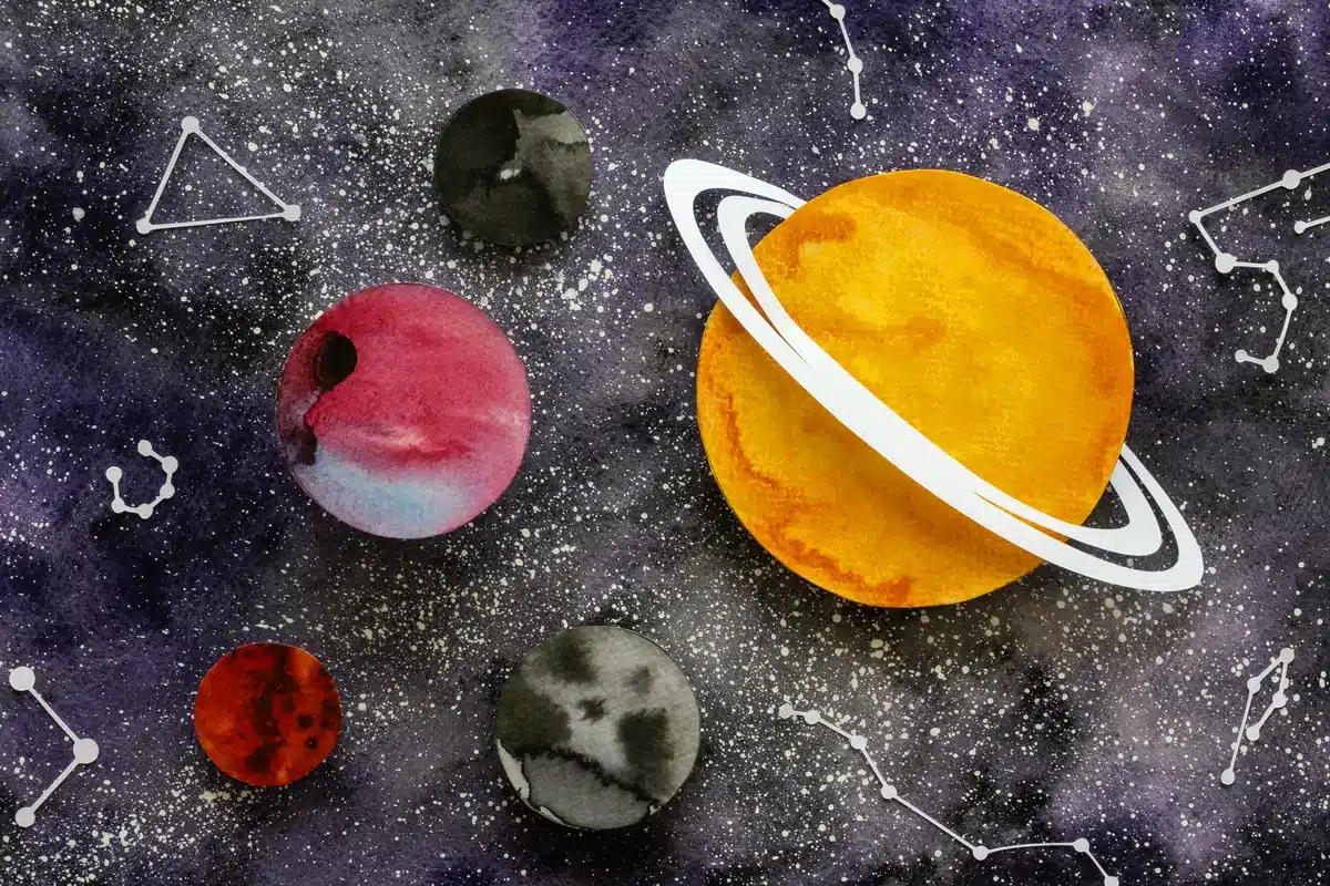 Ilustración en acuarela de un planeta amarillo con anillos y otros planetas pequeños entre constelaciones