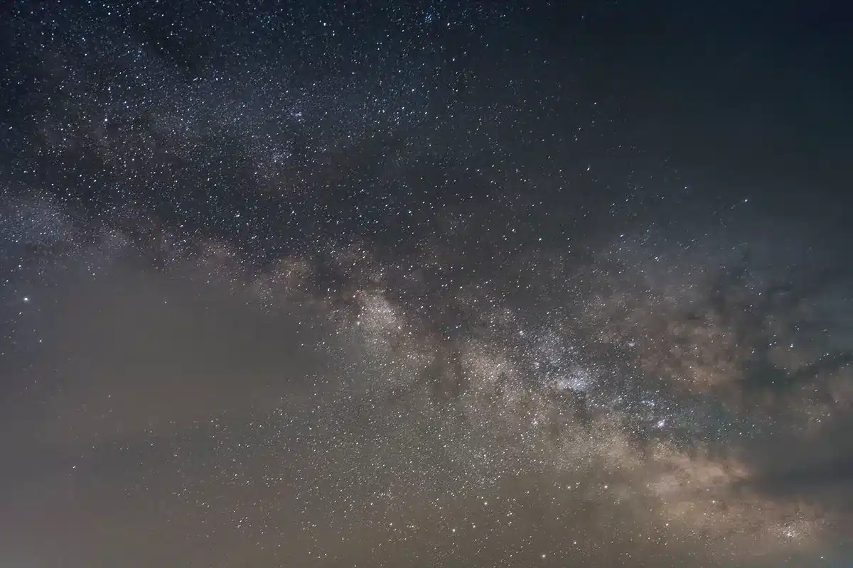 La Vía Láctea cruza en diagonal un cielo estrellado