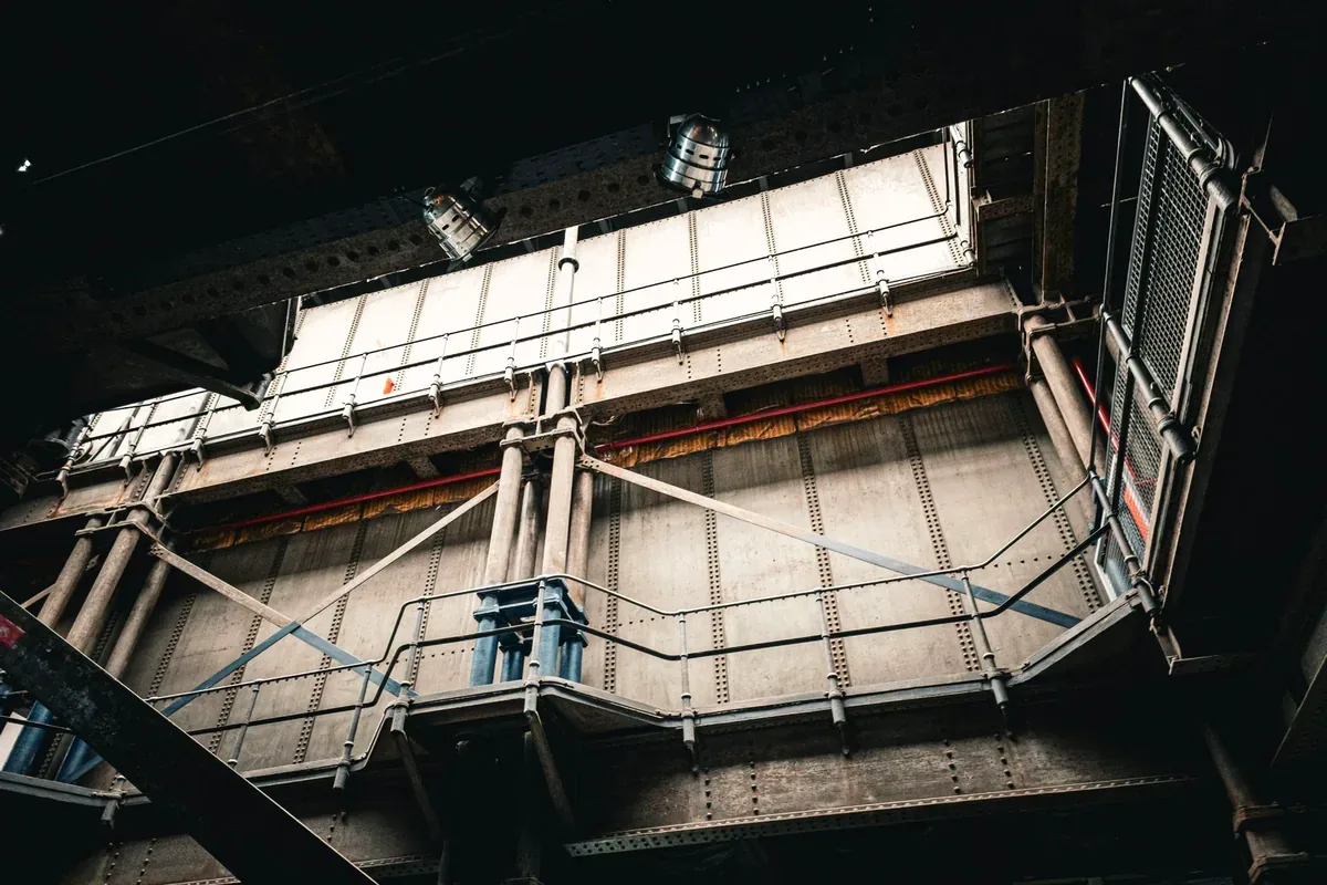 Estructura metálica de una gran instalación industrial vista desde abajo