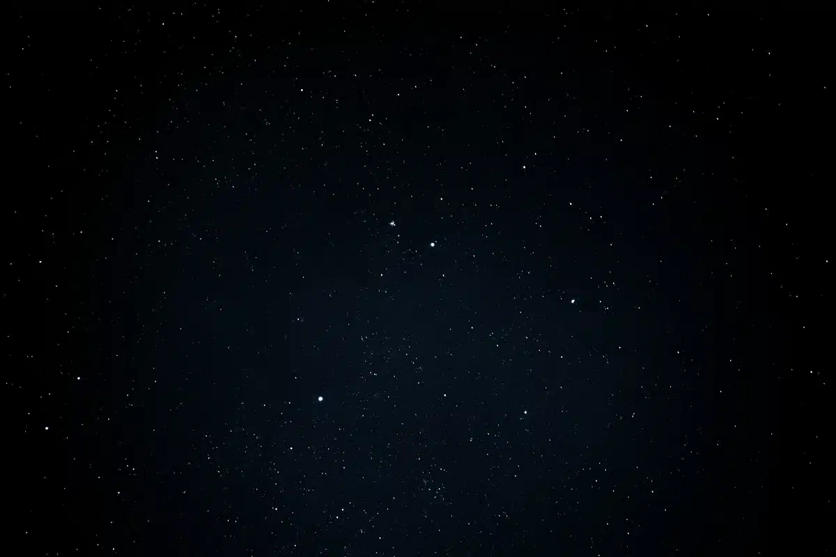Cielo nocturno oscuro salpicado de estrellas