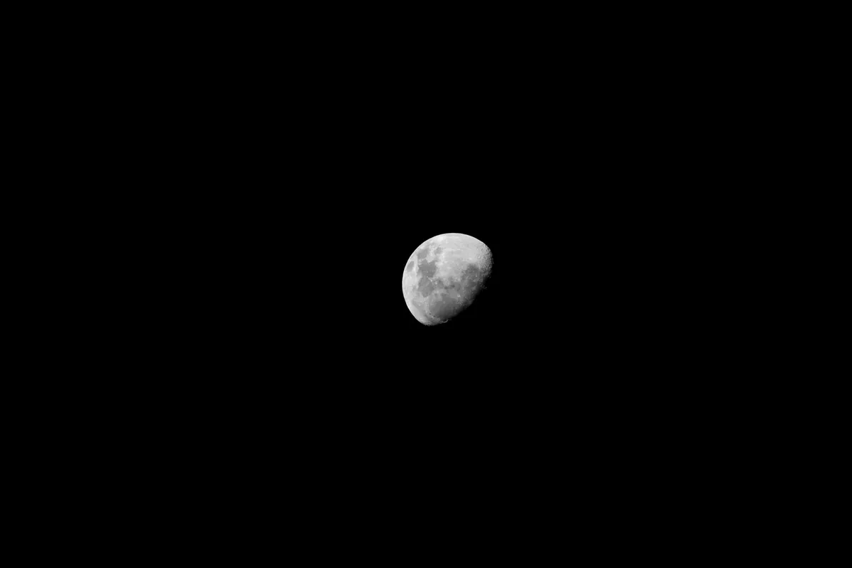 La Luna en fase gibosa sobre un cielo negro