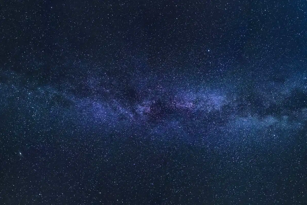 Franja de la Vía Láctea sobre un cielo azul oscuro lleno de estrellas