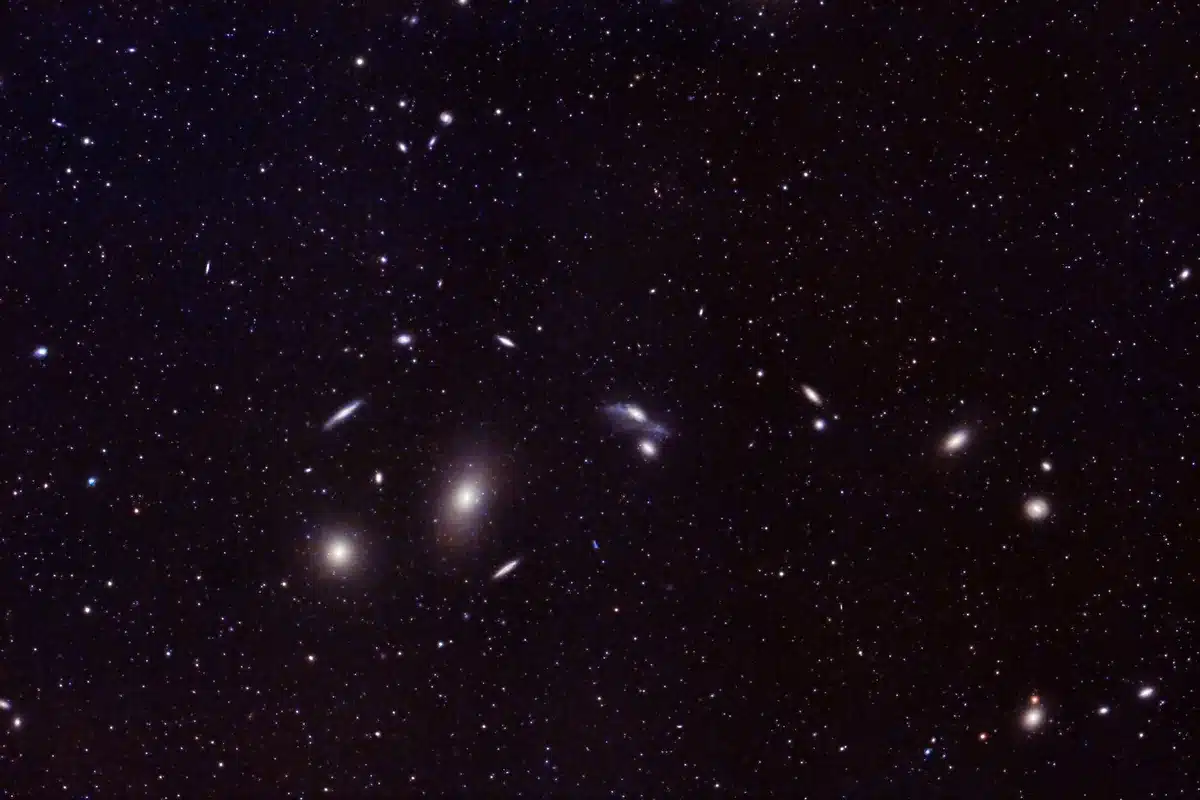 Campo de estrellas con varias galaxias pequeñas, elípticas y espirales