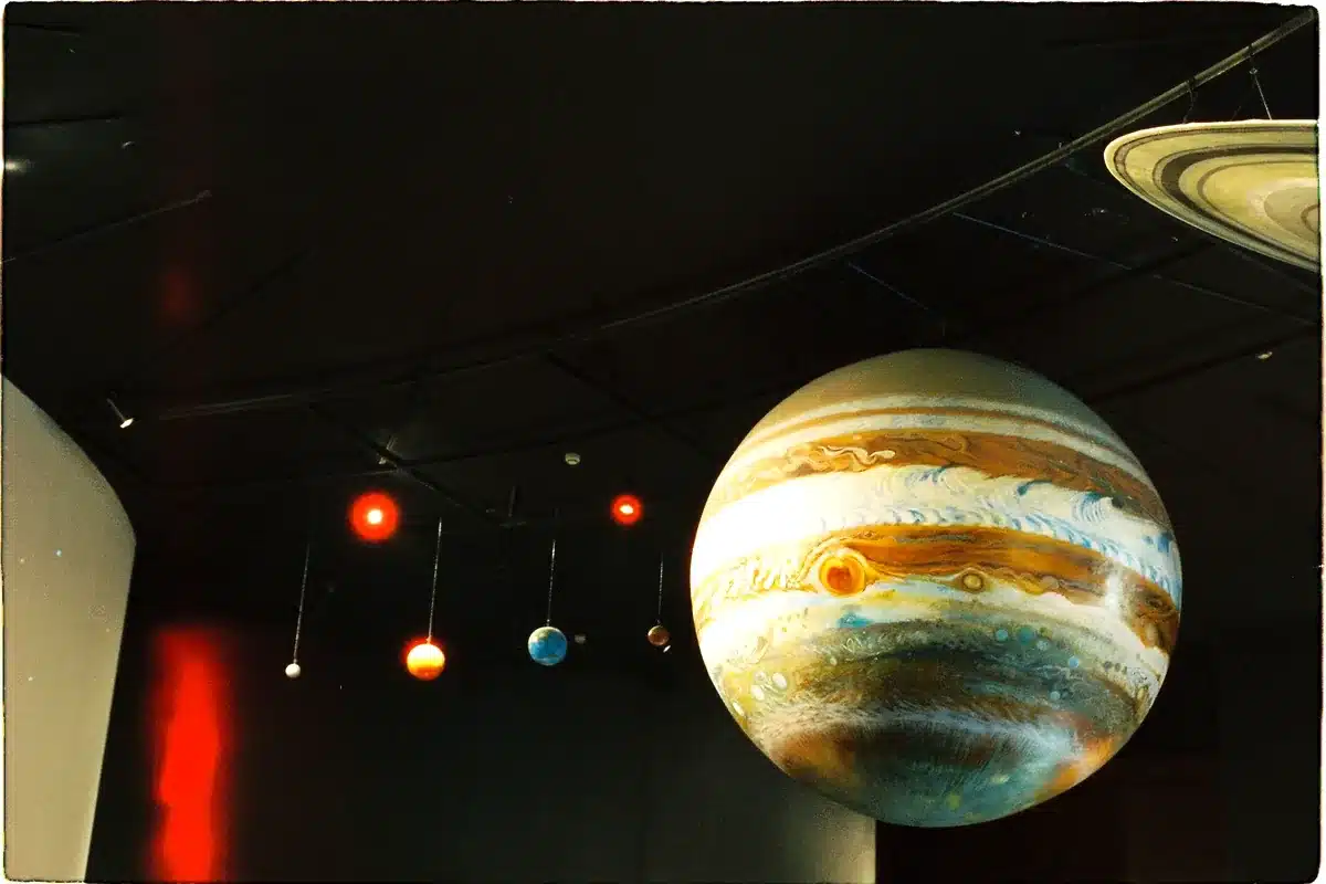 Modelo de Júpiter y otros planetas colgados en la sala de un museo