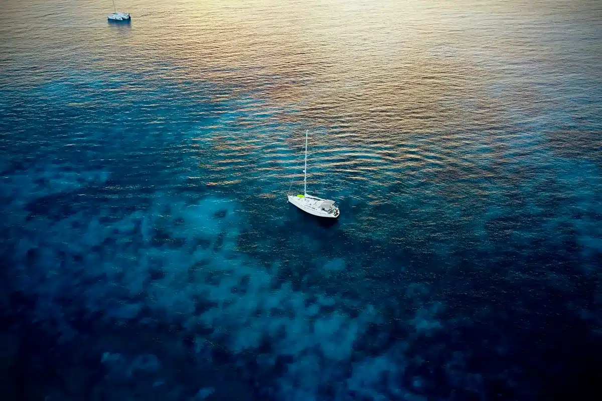 Vista aérea de un velero solo en medio del mar abierto