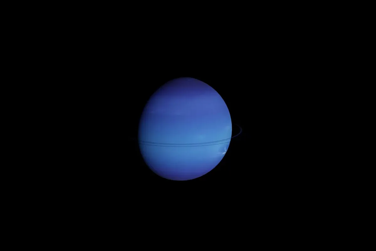 Planeta azul sobre un fondo negro