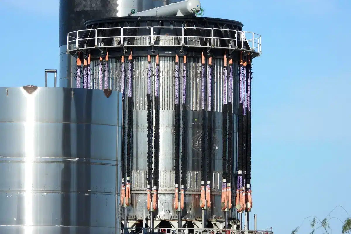 Base de un gran propulsor de acero con sus motores y conductos, sobre la plataforma de lanzamiento