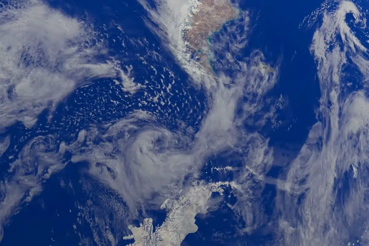 La Tierra vista desde el espacio, con nubes en espiral sobre el océano
