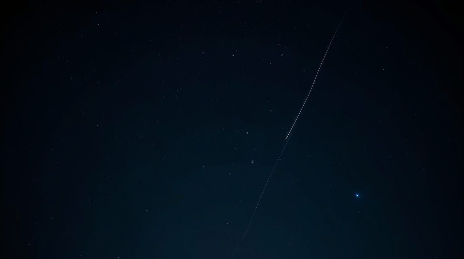 Un asteroide aparece como un punto que se desplaza contra las estrellas fijas; con dos o tres noches de posiciones ya se calcula una primera órbita.