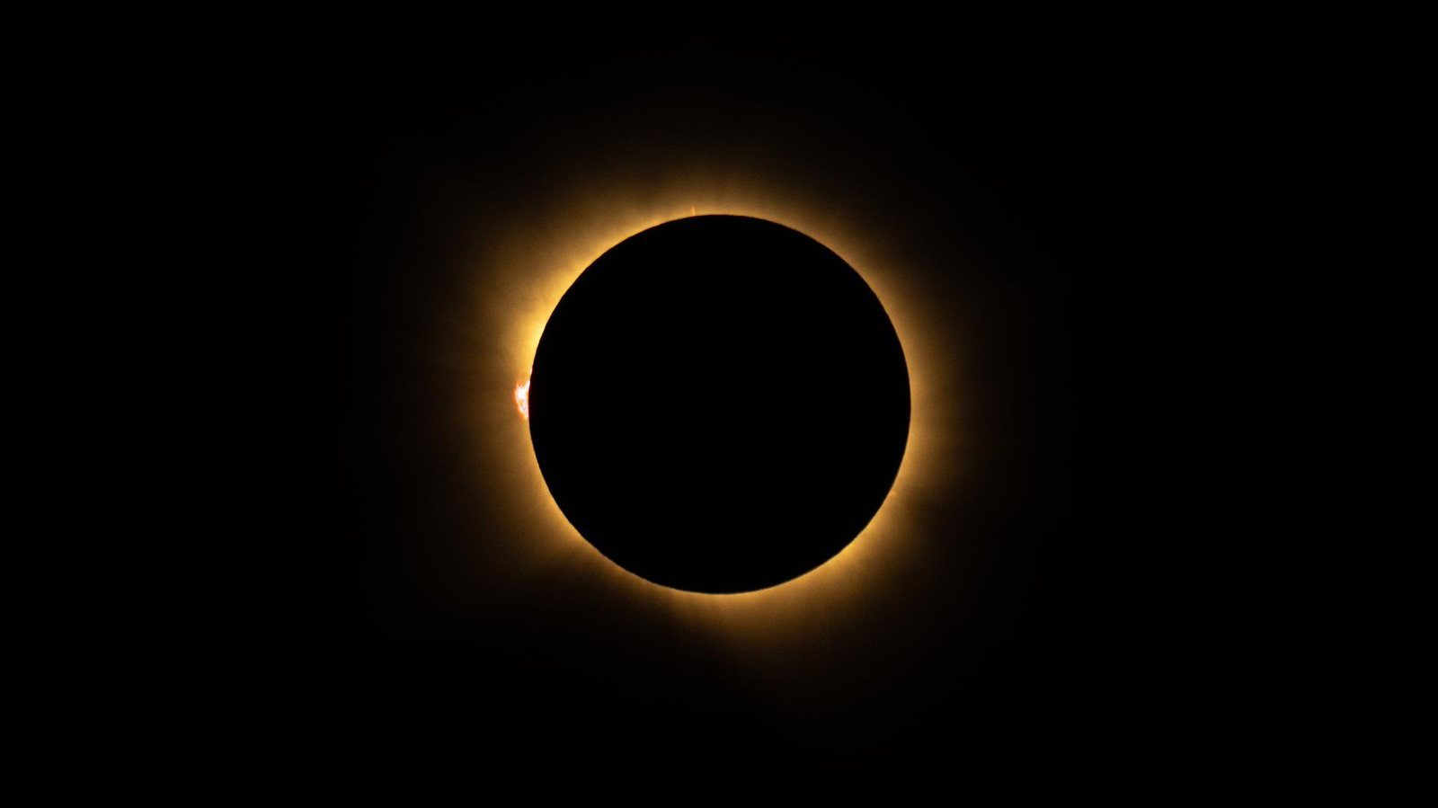 La corona solar rodea el disco oscuro de la Luna durante la totalidad del 12 de agosto de 2026