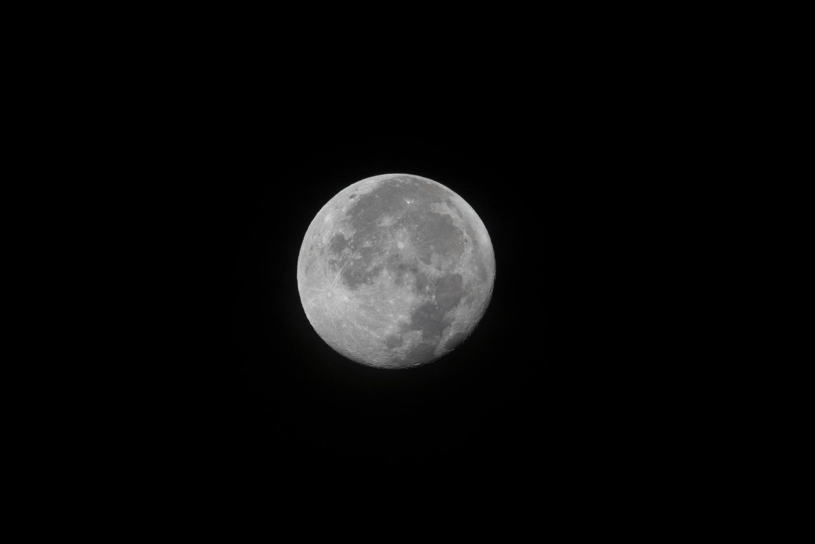 La luna llena sobre un cielo negro, fotografiada desde el Centro Espacial Kennedy