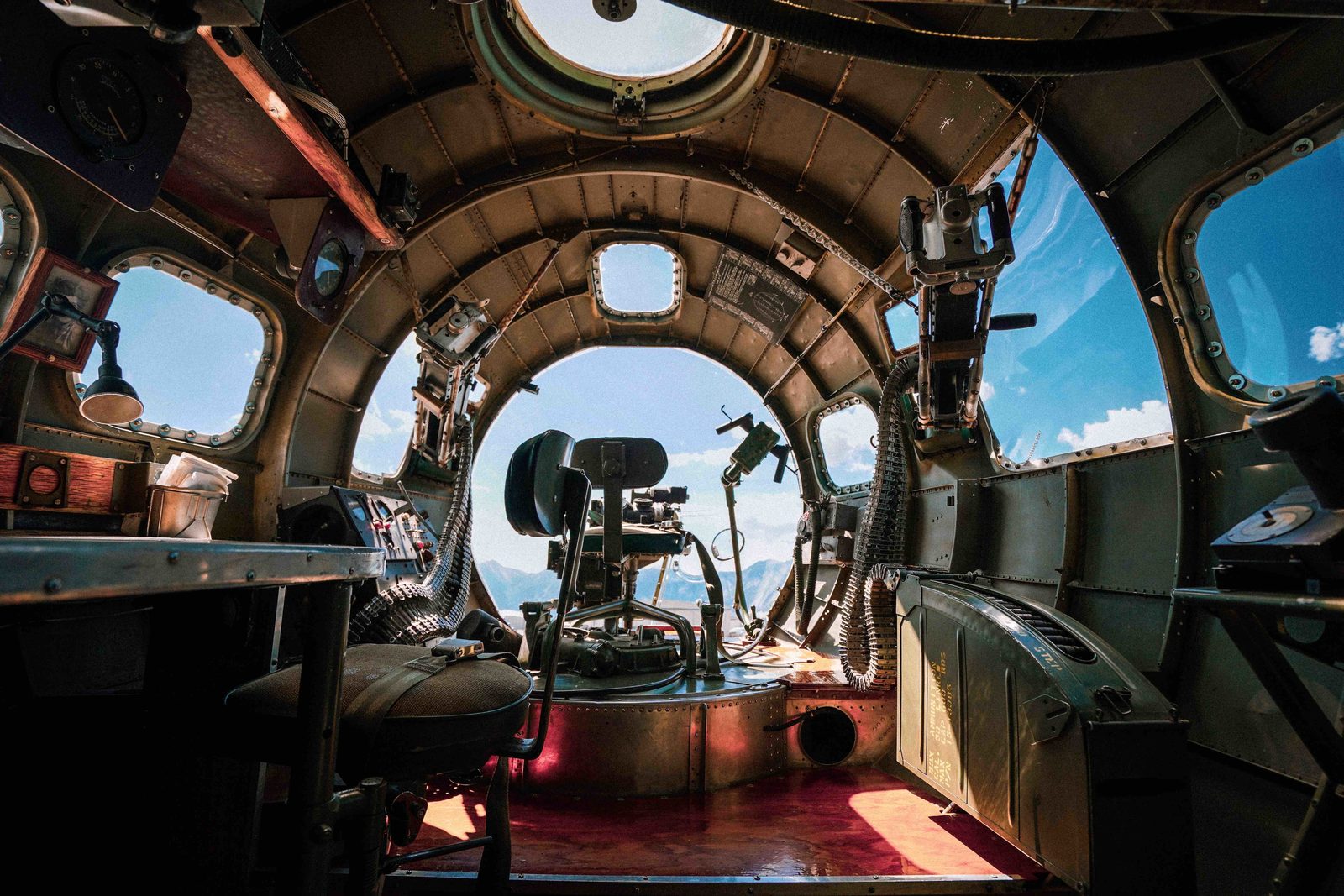 Interior de la cabina de un avión antiguo, con asientos y ventanillas